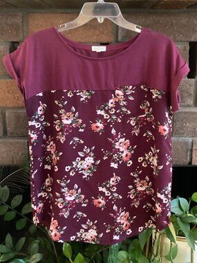 Mason & Belle Women’s Top / Maroon and Floral Short Sleeve / Size Medium